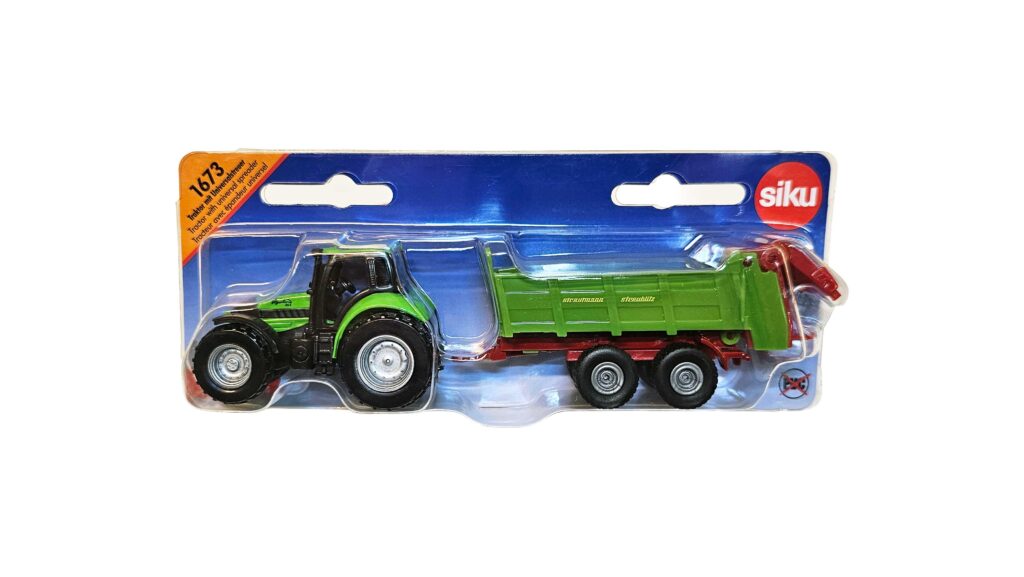 Tractor with Universal manure spreader